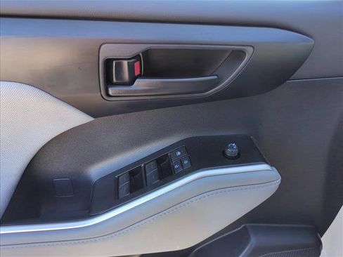 Certified 2025 Toyota Highlander LE FWD image 10