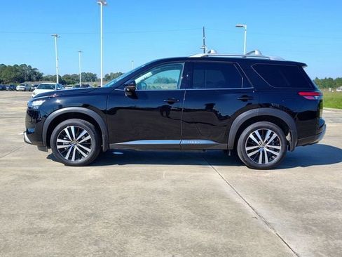 Used 2025 Nissan Pathfinder Platinum w/ Cargo Package image 3