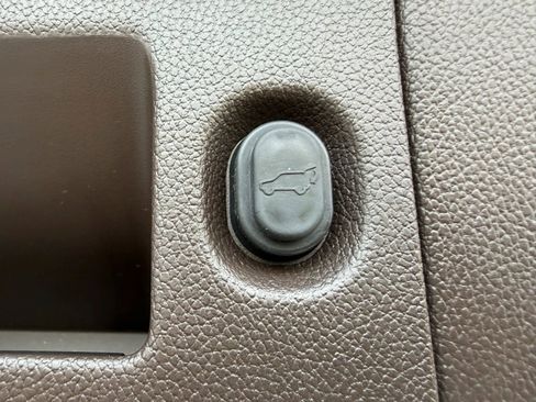 Used 2016 Chevrolet Suburban LTZ image 10