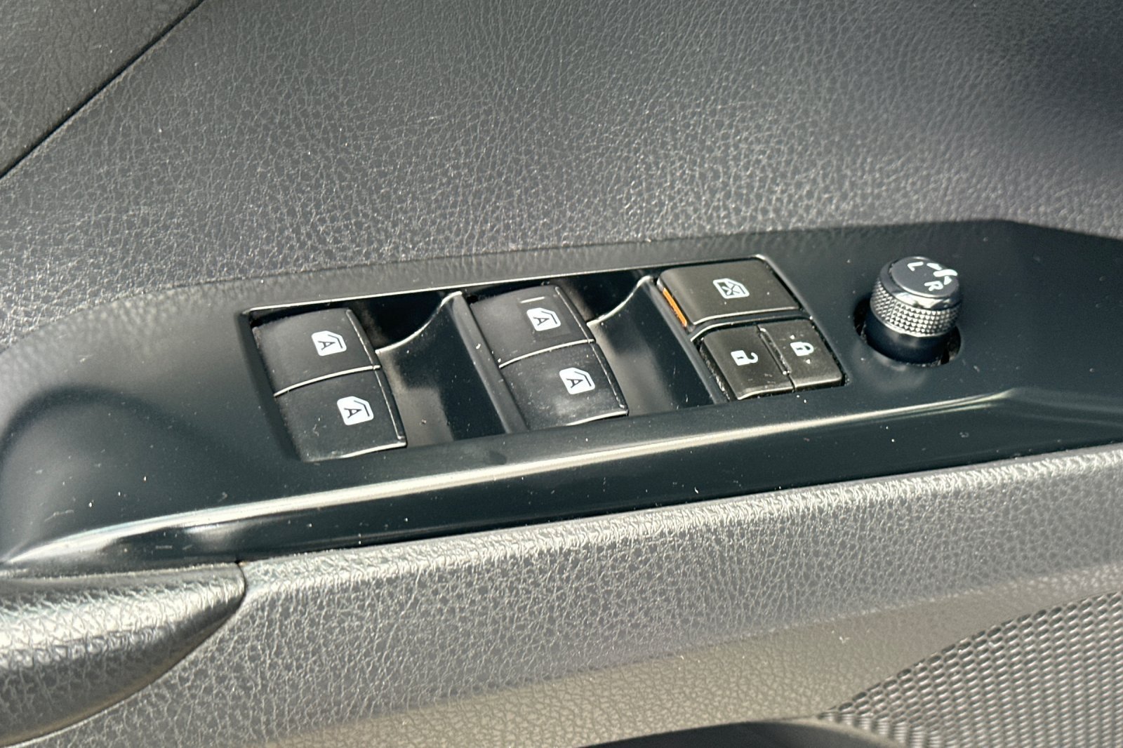 Used 2018 Toyota Camry SE FWD image 12