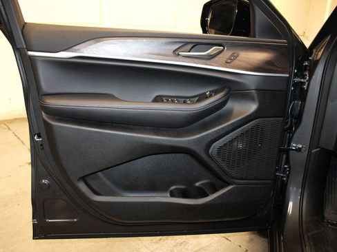 New 2025 Jeep Grand Cherokee Limited w/ Luxury Tech Group II image 29