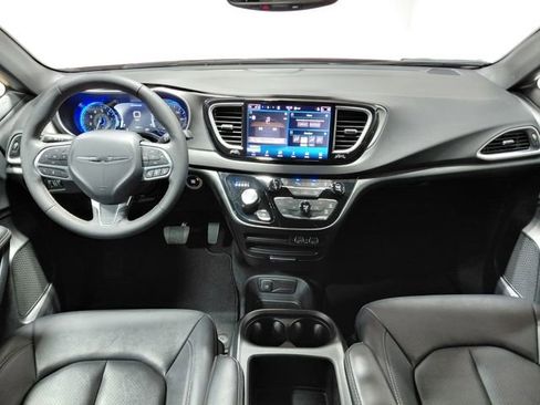 Certified 2025 Chrysler Pacifica Select FWD image 18