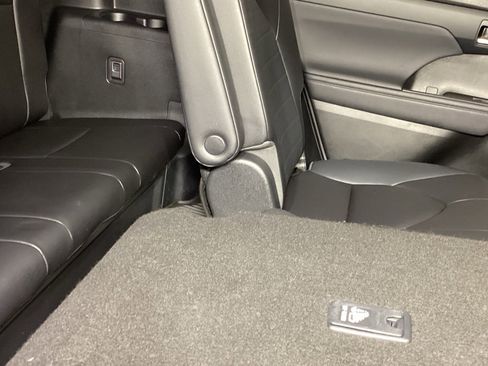 Certified 2023 Toyota Highlander XLE image 5