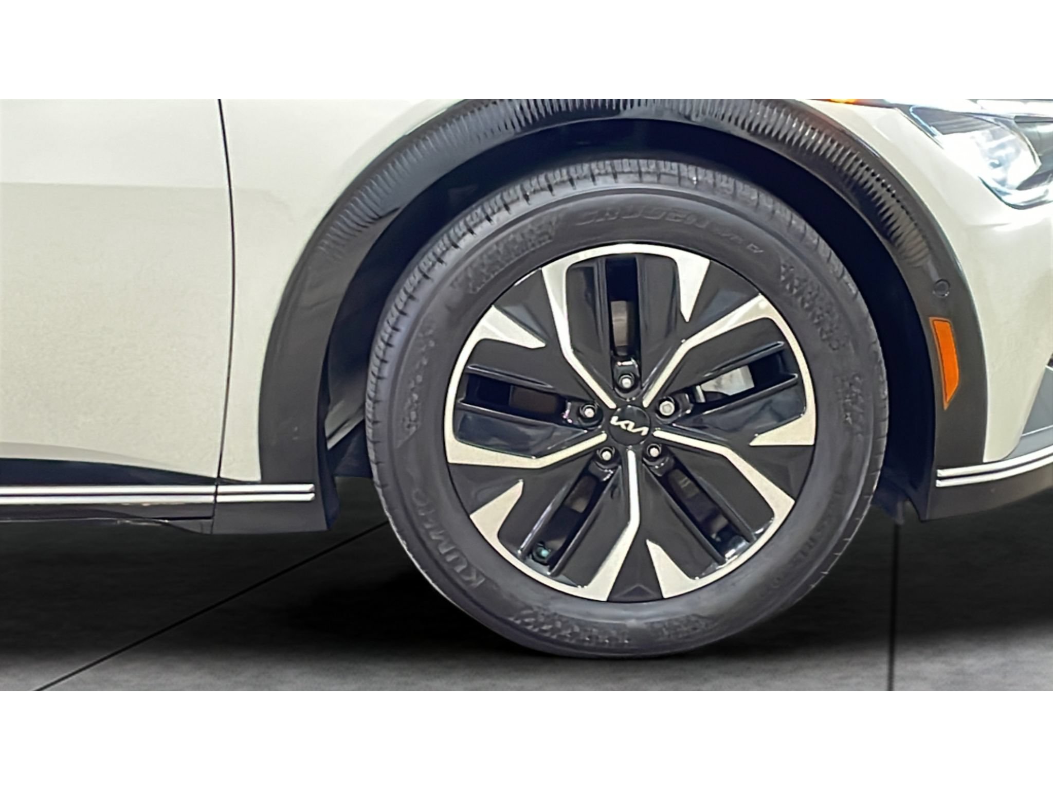 Used 2023 Kia EV6 Wind w/ Wind Technology Package AWD/4WD image 20