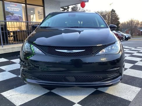 Used 2023 Chrysler Voyager LX image 2