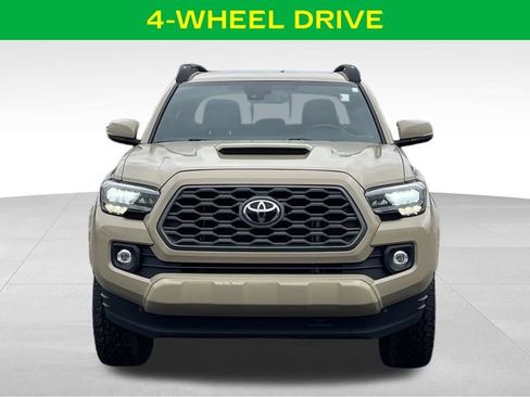 Used 2020 Toyota Tacoma TRD Sport w/ TRD Premium Sport Package AWD/4WD image 3