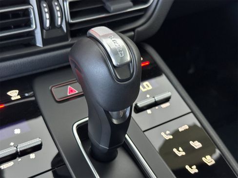 Used 2025 Porsche Macan image 25