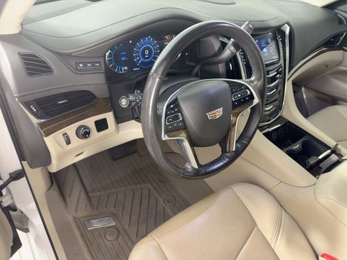 Used 2019 Cadillac Escalade ESV Premium Luxury image 4