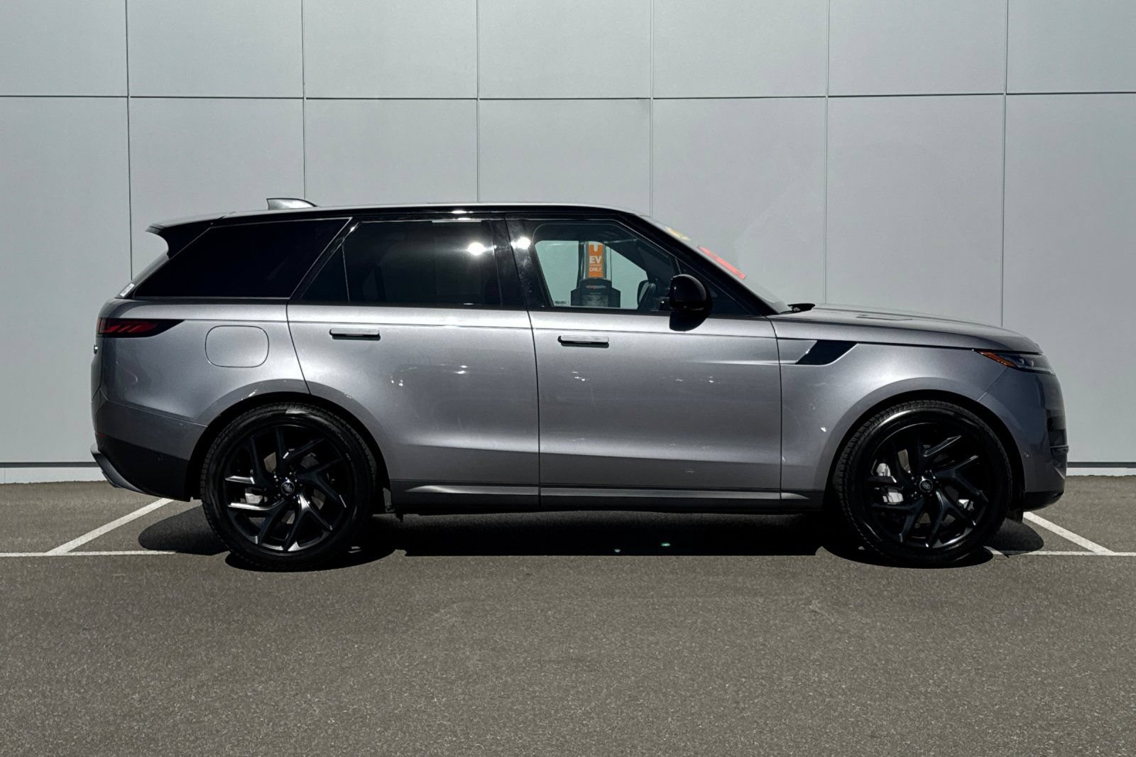 Used 2023 Land Rover Range Rover Sport SE AWD/4WD image 6