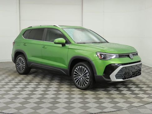 Certified 2025 Volkswagen Taos SE w/ Panoramic Sunroof Package image 3