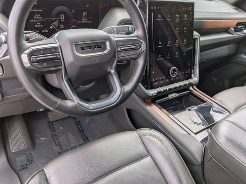 Used 2025 GMC Yukon XL Denali AWD/4WD image 15