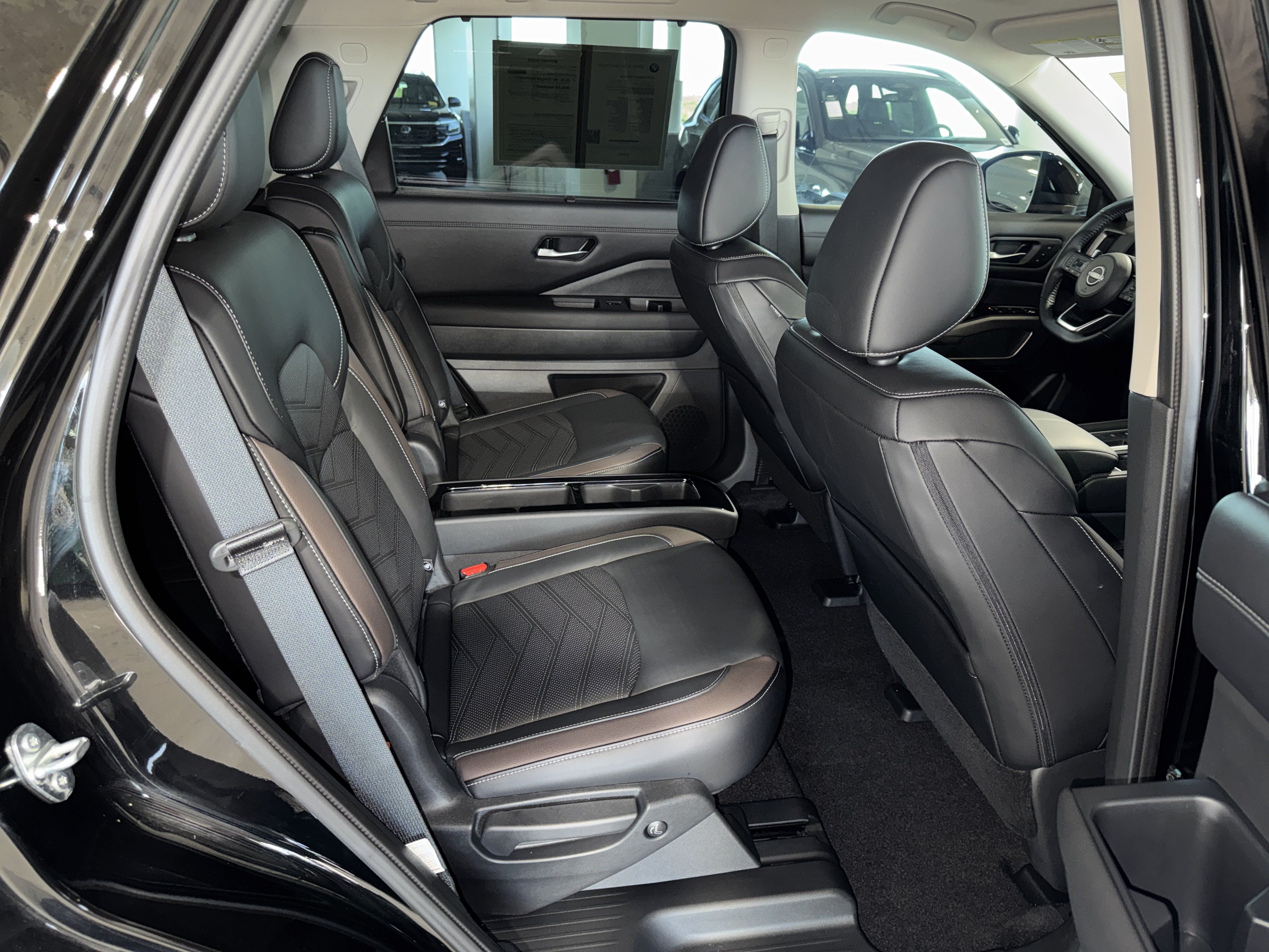Used 2024 Nissan Pathfinder Platinum FWD image 15