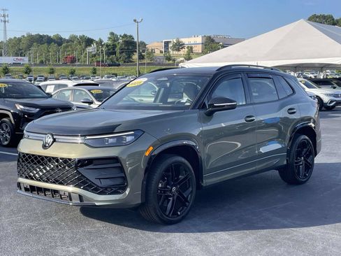 Certified 2025 Volkswagen Tiguan SE R-Line AWD/4WD image 3
