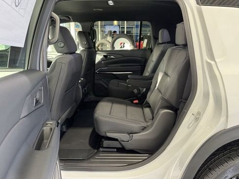 New 2026 Chevrolet Traverse LT image 8