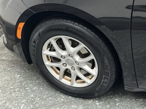 Used 2019 Chrysler Pacifica LX image 28