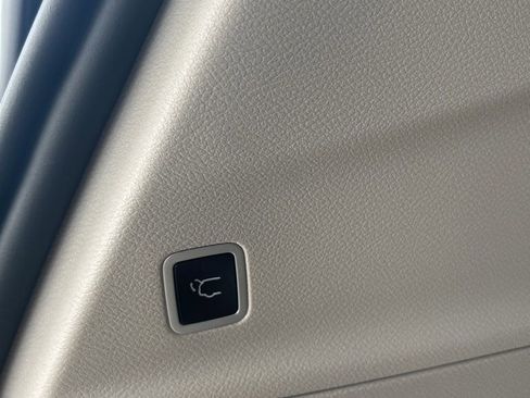 Used 2023 Chrysler Pacifica Touring-L FWD image 14