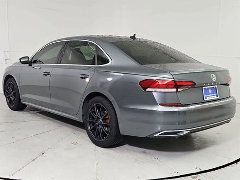 Certified 2022 Volkswagen Passat 2.0T SE image 4