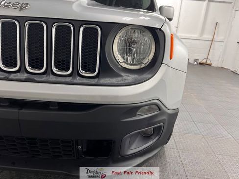 Used 2017 Jeep Renegade Latitude FWD image 13