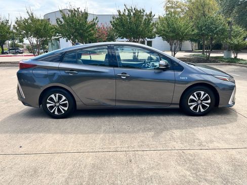 Used 2018 Toyota Prius Prime Premium image 4