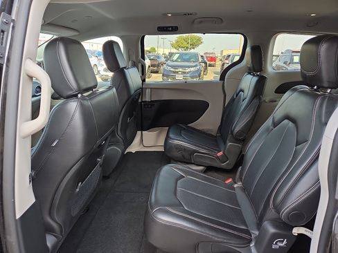 Used 2024 Chrysler Pacifica Touring-L FWD image 8