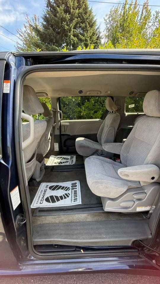 Used 2018 Toyota Sienna LE FWD image 3