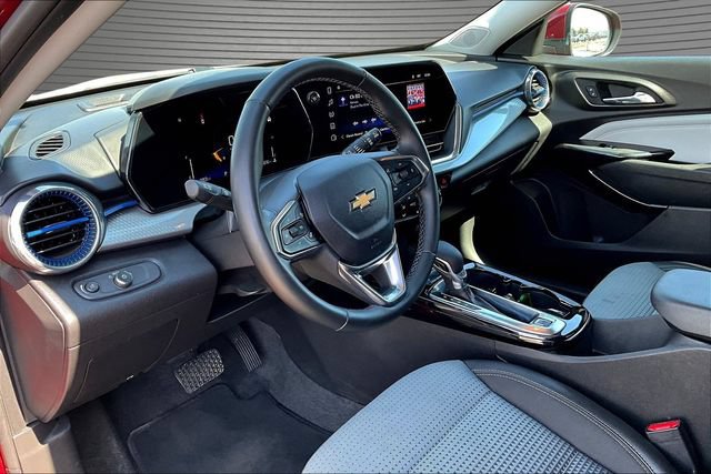 Used 2025 Chevrolet Trax LT w/ LT Convenience Package FWD image 16