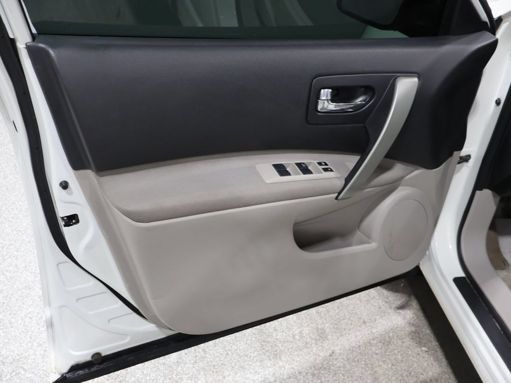 Used 2013 Nissan Rogue S AWD/4WD image 16