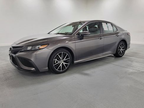 Used 2023 Toyota Camry SE image 4