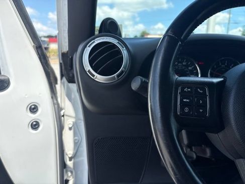 Used 2014 Jeep Wrangler Unlimited Sahara w/ Connectivity Group AWD/4WD image 15