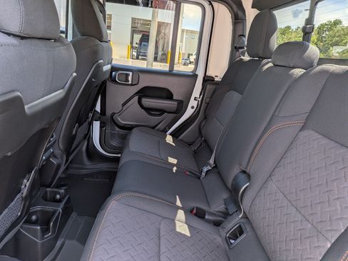 Used 2025 Jeep Gladiator Mojave AWD/4WD image 16