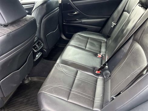 Used 2019 Lexus ES 300h w/ Luxury Package image 11