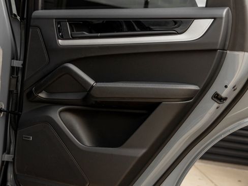 Certified 2024 Porsche Cayenne AWD/4WD image 39