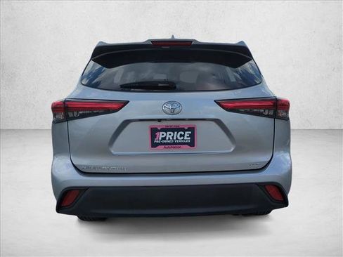 Used 2022 Toyota Highlander XLE FWD image 7