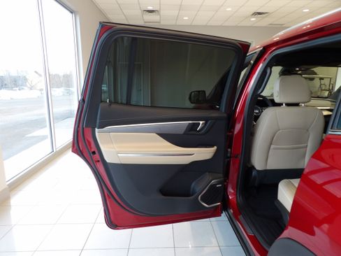 Used 2025 Buick Enclave Preferred w/ Power Package image 19