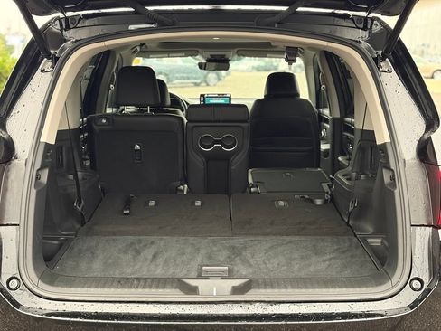 Used 2024 Honda Pilot Touring image 11
