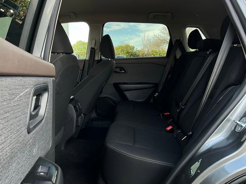 Used 2023 Nissan Rogue S image 11