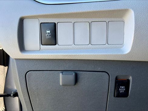 Used 2016 Toyota Sienna LE image 32