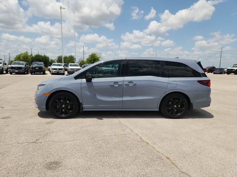 Used 2023 Honda Odyssey Sport image 4