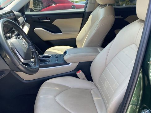 Used 2023 Toyota Highlander XLE AWD/4WD image 6