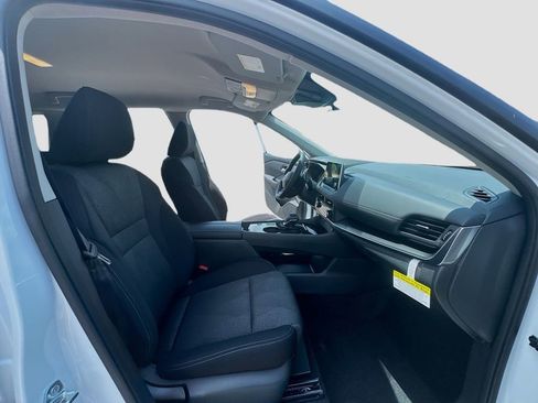 Used 2025 Nissan Rogue SV image 24