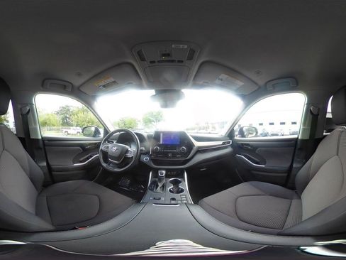 Used 2025 Toyota Highlander LE FWD image 45