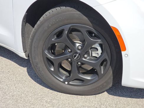 Used 2024 Chrysler Pacifica Limited FWD image 10
