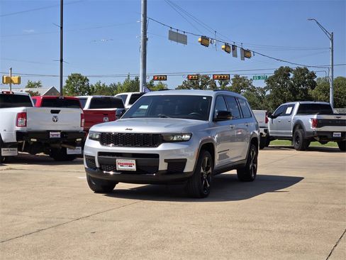 Used 2022 Jeep Grand Cherokee L Laredo image 2