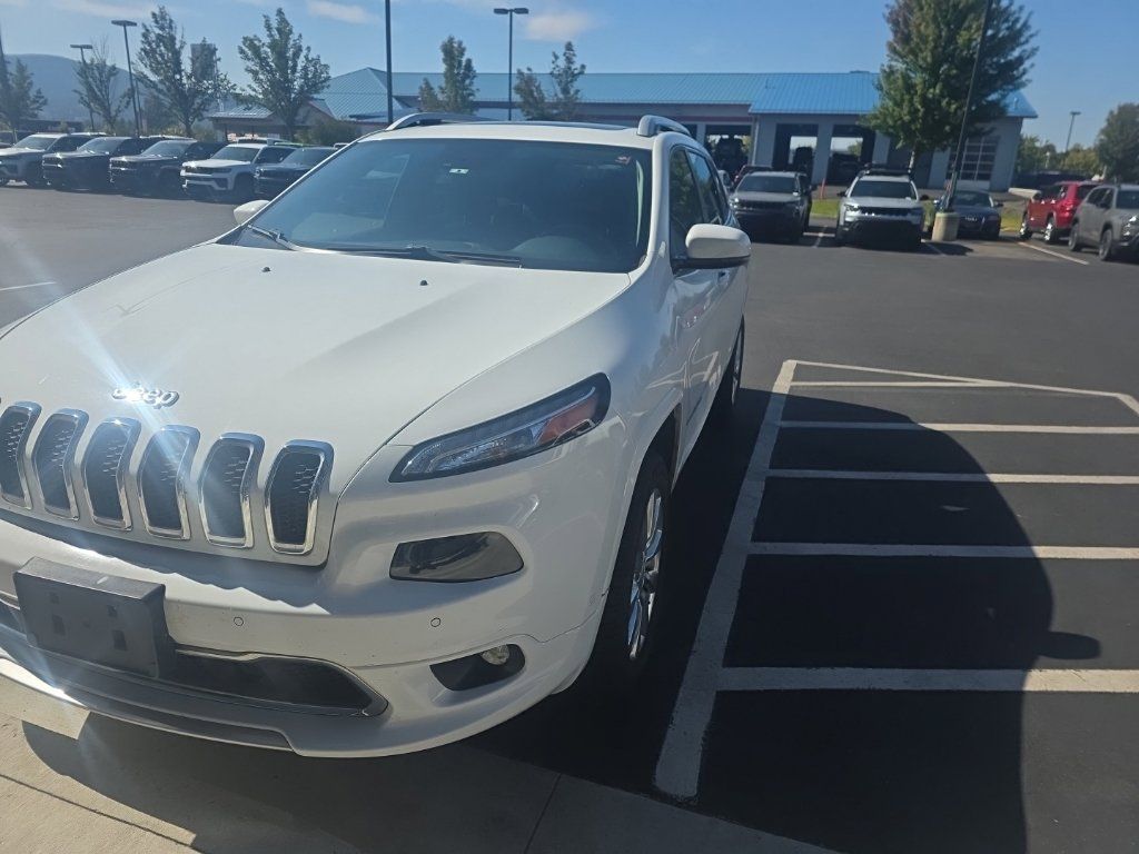 Used 2017 Jeep Cherokee Overland w/ Technology Group AWD/4WD image 7