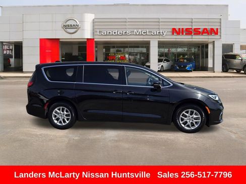Used 2023 Chrysler Pacifica Touring-L FWD image 2