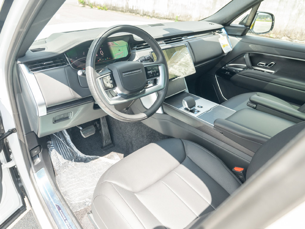 New 2026 Land Rover Range Rover Long Wheelbase SE AWD/4WD image 11