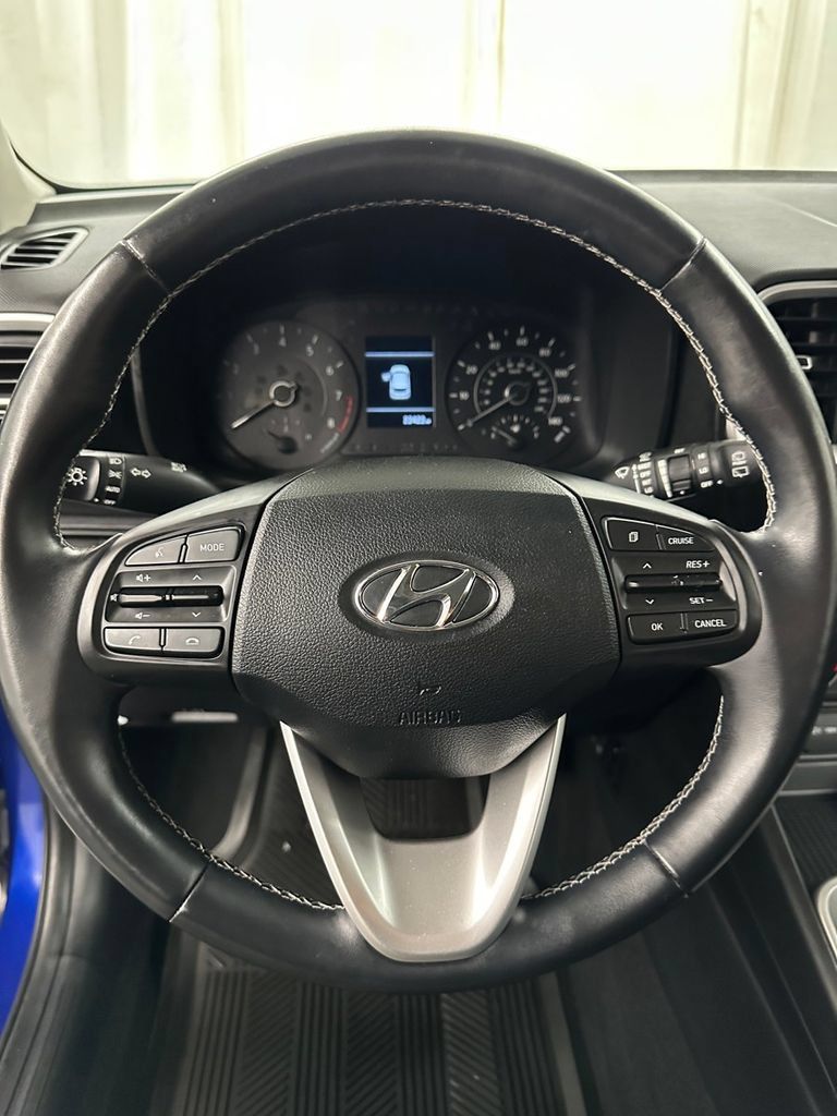 Used 2022 Hyundai Venue FWD image 15