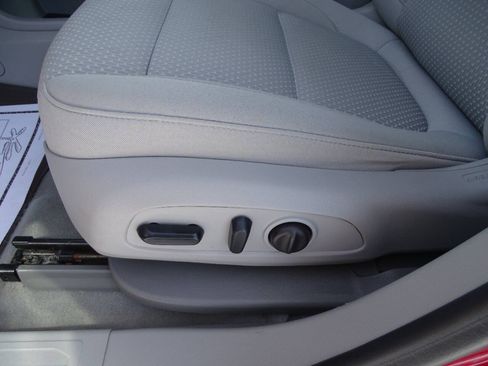Used 2023 GMC Acadia AWD SLE image 15