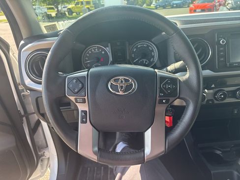 Used 2017 Toyota Tacoma SR5 w/ Tow Package AWD/4WD image 21