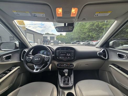 Used 2024 Kia Soul LX FWD image 11